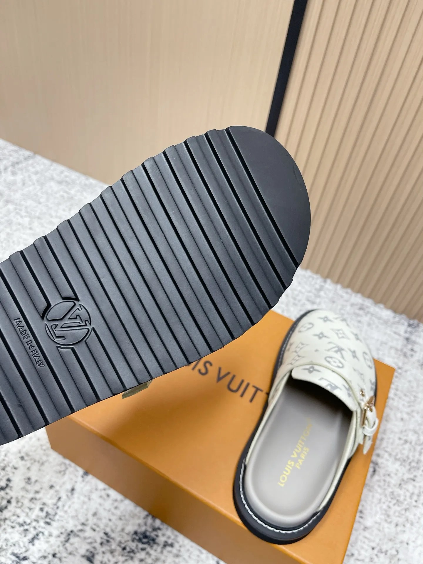 [L Family] P: 460💰 Size: 35-46 (female 40.41, male 45 46 custom-made) Top version Louis vuitton Lv new couple Birkenstock slippers. Cute and cute, not too good on the feet. Simple and high-end slingback design. Ready to wear and go. Good news for lazy people. Imported cowhide leather upper/imported old calico. Original hardware buckle, original molded high-density foam outsole.